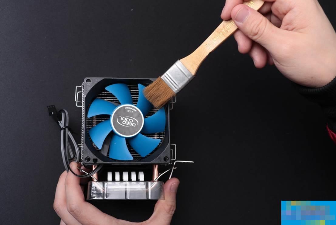 电脑主机灰尘如何清理？清理台式机灰尘有什么注意事项？